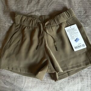 lululemon on the fly women’s mid rise 2.5” shorts